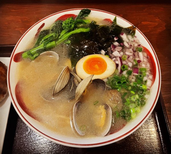 「限定 北海道生あさりらーめん」@節系とんこつらぁ麺 おもとの写真