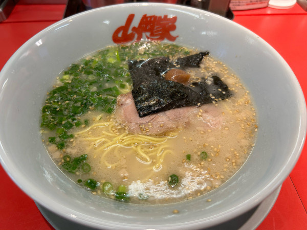 「朝ラーメン520円、背脂変更50円」@ラーメン山岡家 水戸城南店の写真