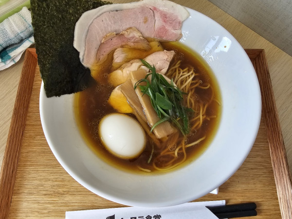 「表（淡成鶏らーめん）＋奥入瀬雅の半熟味玉　950＋120円」@オーロラ食堂の写真