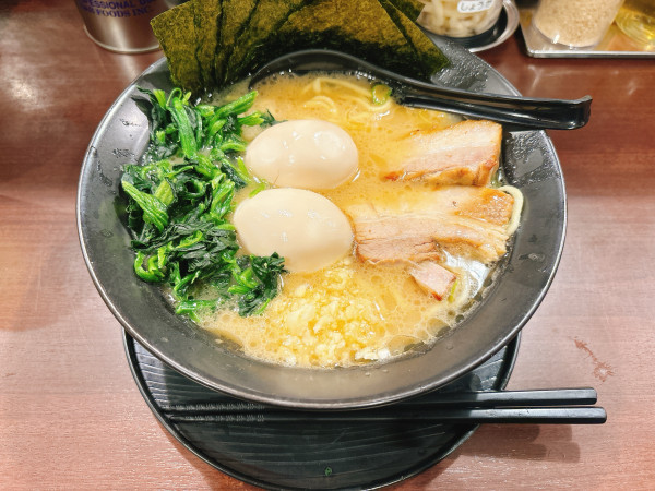 「東海オンエア強制MAXラーメン」@横浜家系ラーメン まんぷく家 東岡崎駅前店の写真