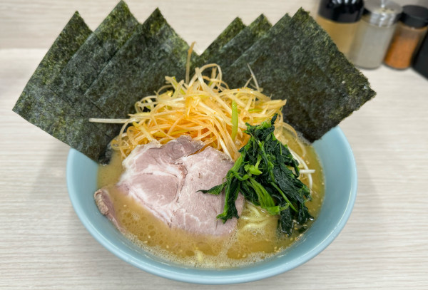 「中盛ネギラーメン（ウスメ、カタメ）¥1100、海苔¥130」@濱壱家の写真
