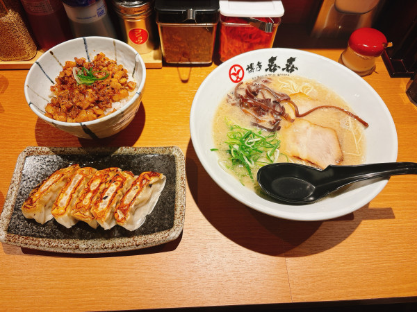 「白ラーメン＋Cセット」@博多喜喜 博多キャナルシティ前店の写真