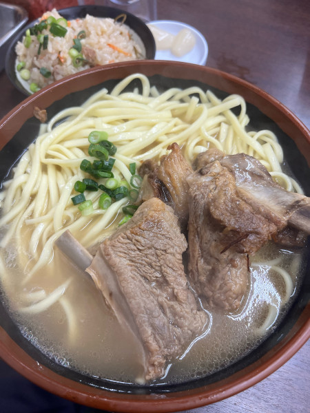 「ソーキそば➕ジューシー」@うちなーすば ヤージ小の写真