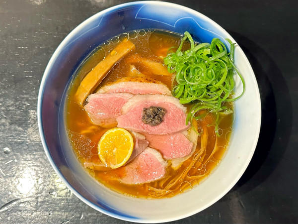 「★<限定1>黒トリュフと鴨ロースの醤油らぁめん🍜¥1,400」@KaneKitchen Noodlesの写真