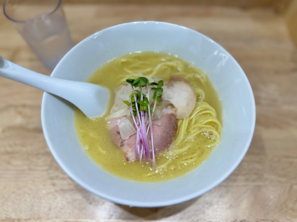 「鶏白湯塩らぁ麺 950円」@らぁ麺 ゆかり 京橋店の写真