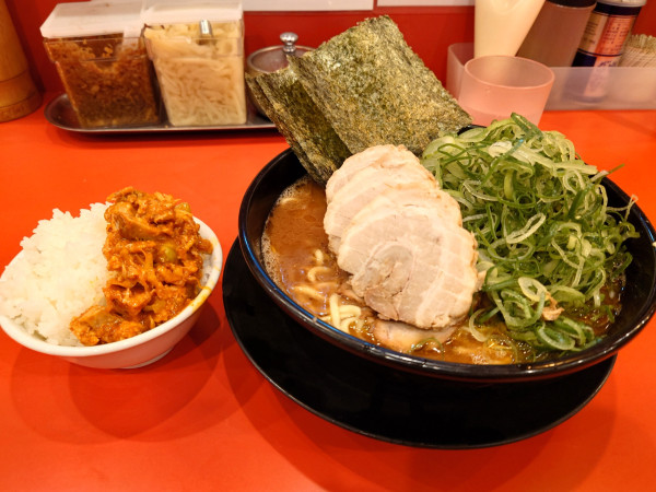 「九条ネギラーメン大盛り➕煮豚 ライス✖4硬め 濃いめ 多め」@横浜家系ラーメン 大輝家の写真