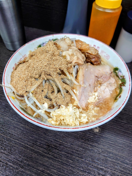 「ラーメン 魚粉」@ラーメン二郎 川越店の写真