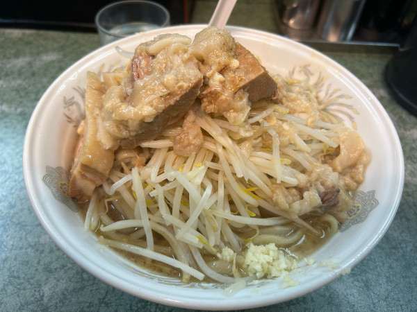「大ラーメン(ニンニク少しアブラカタマリ醤油)¥1100」@ラーメン二郎 新宿小滝橋通り店の写真