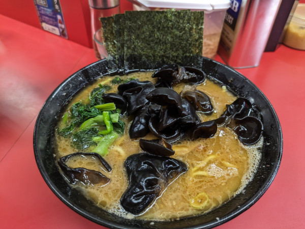 「ラーメン中盛+きくらげ」@ラーメン杉田家の写真