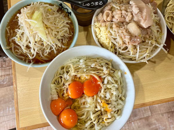 「プチ二郎 トドメ玉（たまごかけ麺）×2 玉ねぎたまご×2」@ラーメン二郎 八王子野猿街道店2の写真