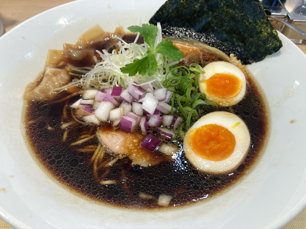 「超濃厚しょうゆ　ワンタン」@濃厚しょうゆラーメン 自家製麺 フラワーの写真