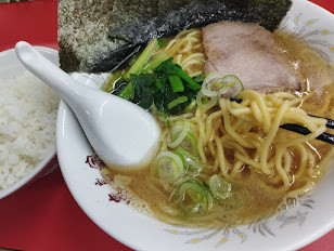 「太麺ラーメン(並)(ランチサービスライス)(750)」@鹿島家 黄金町店の写真