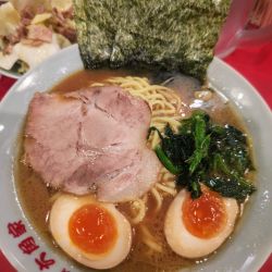 煮玉子入りラーメン中盛り+キャベチャー