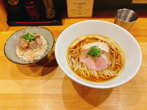 「鶏と鴨の醤油らぁ麺＋柚子塩炙りチャーシューご飯」@らぁ麺 なお人の写真