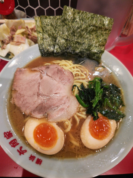 「煮玉子入りラーメン中盛り+キャベチャー」@六角家1994+の写真