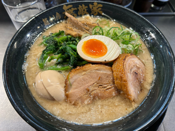 「本丸-X＋厚切りチャーシュー＋味玉」@麺創房 無敵家の写真