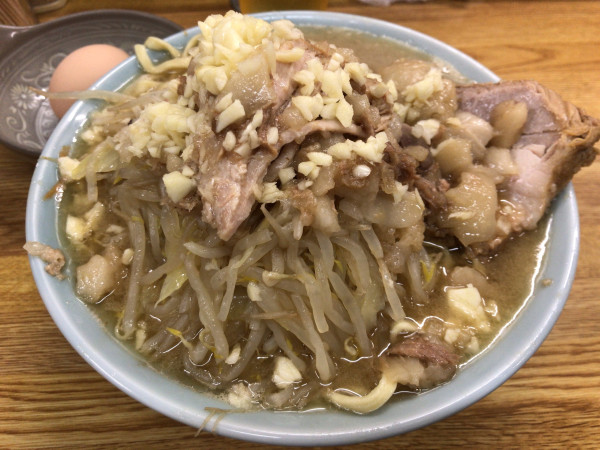 「ラーメン(ニンニク、ちょいヤサイ、アブラ)+生玉子 1030円」@ラーメン そらの写真