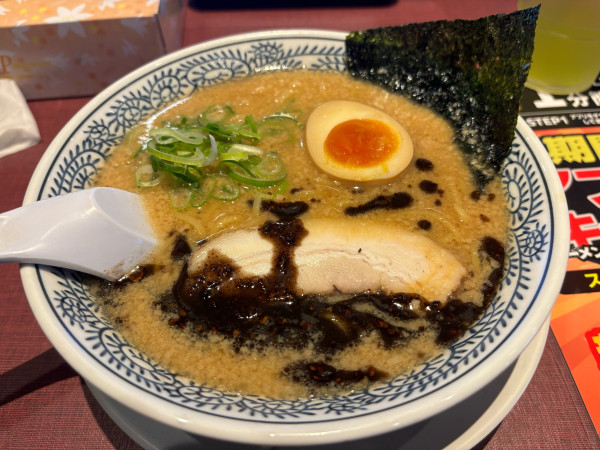 「熟成醤油とんこつ　黒」@丸源ラーメン 八王子南大沢店の写真