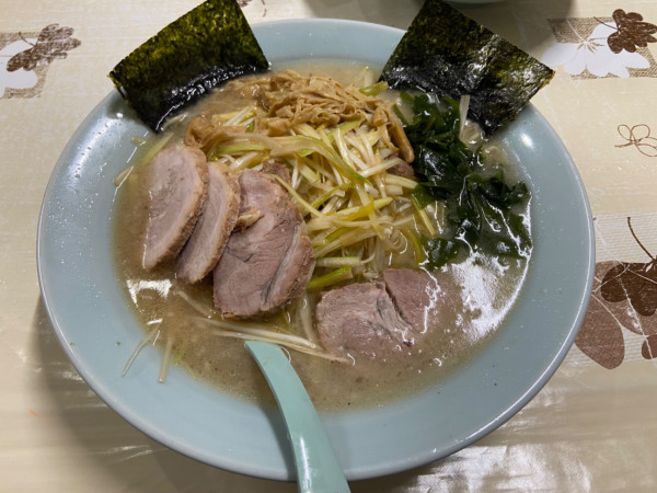 「ネギチャーシューメン＋中盛（醤油味 ｶﾀﾒ ｵｵﾒ）」@ラーメンショップ幸手 金田亭の写真