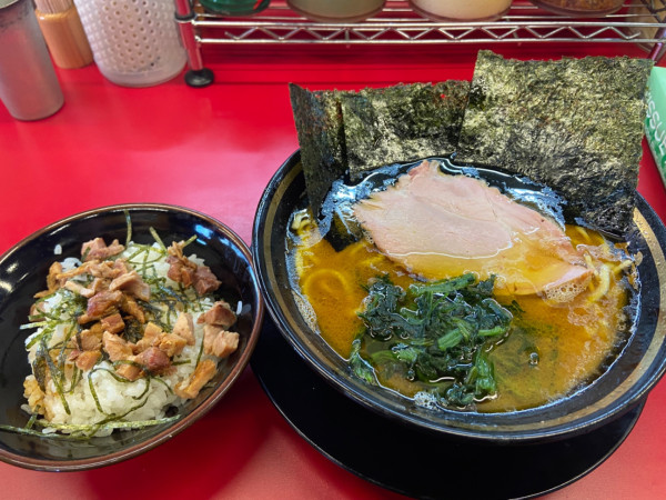「ラーメン（硬め 多め）＋チャーシュー丼」@柏 王道家の写真