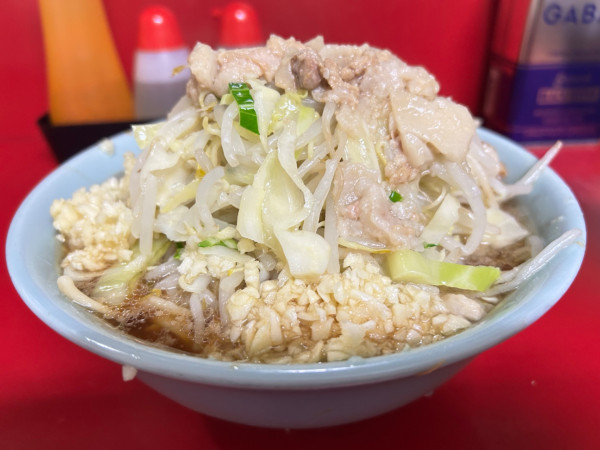 「小ラーメン（ﾔｻｲ ﾆﾝﾆｸﾏｼﾏｼ ｱﾌﾞﾗ）」@ラーメン二郎 中山駅前店の写真