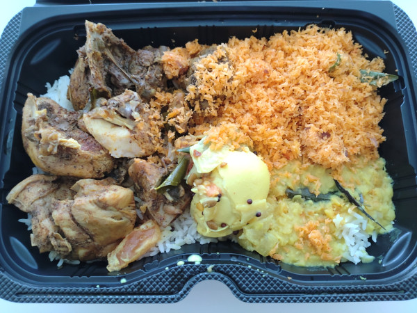 「チキンカレー（おかず２種）　８５０円」@ARALIYA LANKA 新東京ビル店の写真