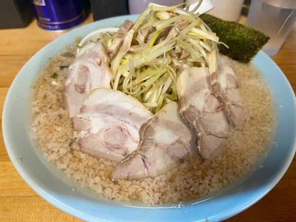 「ネギチャーシュー麺 TP背脂 ＋TPネギダブル」@朝ラーメンの写真