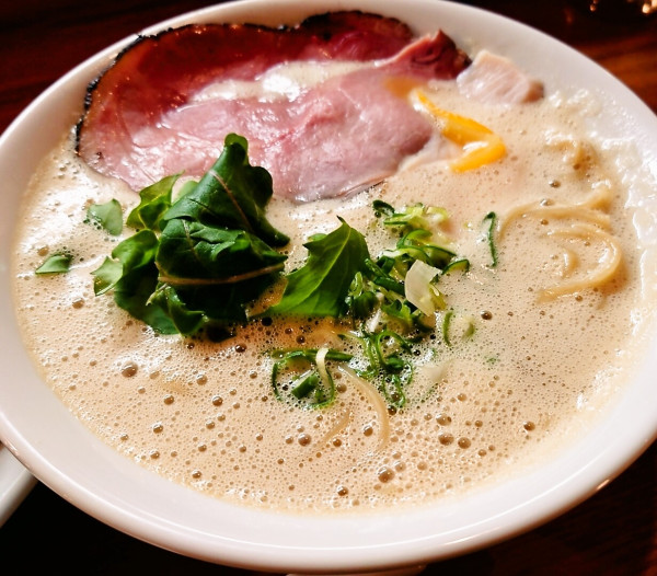 「鶏豚白湯らぁ麺＋名物ミニ焼豚飯」@らぁ麺専門店 こころばの写真