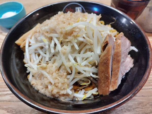 「ブラックジャンク油そば　（大盛無料）　＋温玉：サービス券」@日本油党 渋谷総本部の写真