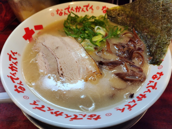 「豚骨ラーメン　※バリカタ」@なんでんかんでん 西新宿店の写真