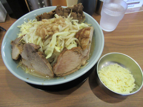 「厚豚ラーメン大（１５５０円）＋チーズ１５０円」@俺の生きる道 つくば店の写真