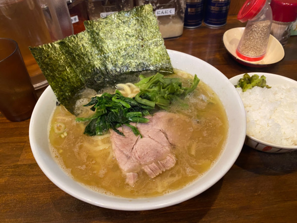 「ラーメン中(800円)＋山くらげ(150円)」@洞くつ家の写真