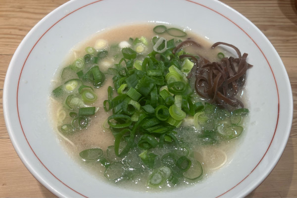 「純製らーめん かため+ネギ(青)+替玉 かため」@博多らーめん 虎の写真