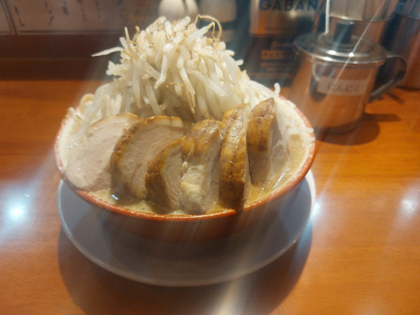 「らーめん 300g 豚6枚 ヤサイ」@らーめん バリ男 大森店の写真