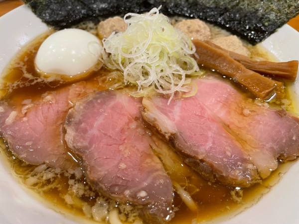 「全部のせ醤油らーめん(塩たまご)＋実山椒つくね（1580円）」@しののめヌードルの写真