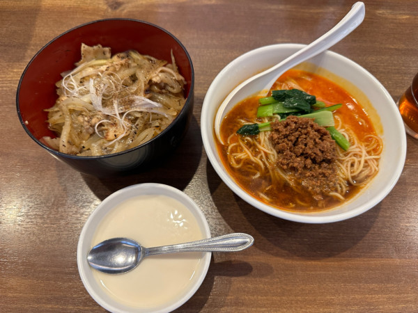 「日替り定食（豚バラ塩焼肉丼＋半担々麺）1,100円→750円」@陳麻家 高崎駅西口店の写真