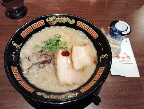 「豚骨ラーメン　　　　850円　　替え玉一玉無料券」@博多 一星 霞が関店の写真