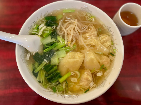 「ワンタン麺　650(税込715)」@中華料理 東海飯店の写真