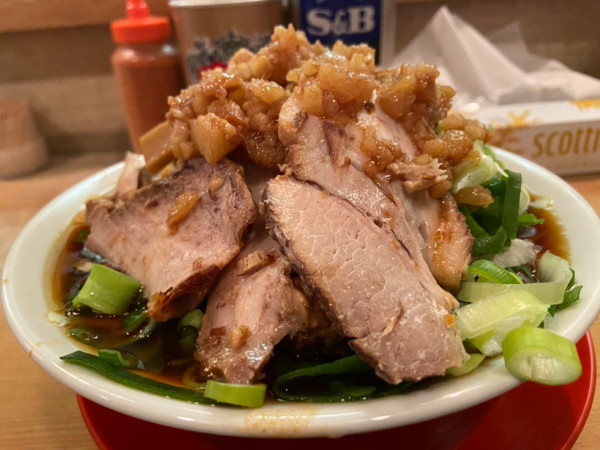 「ラーメン並（ﾆﾝﾆｸ ｱﾌﾞﾗ）＋ネギ増し」@らーめんやまちゃんの写真