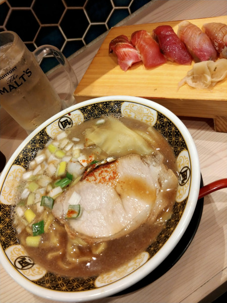 「すごい煮干しらーめん 赤酢にぎり5貫セット」@鮨とラーメン うおがしや 鶴屋町店の写真