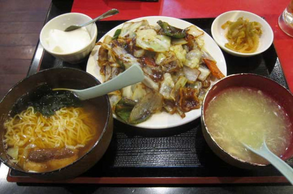 「回鍋肉の定食　800円＋半ラーメン　200円」@花彫酒家の写真