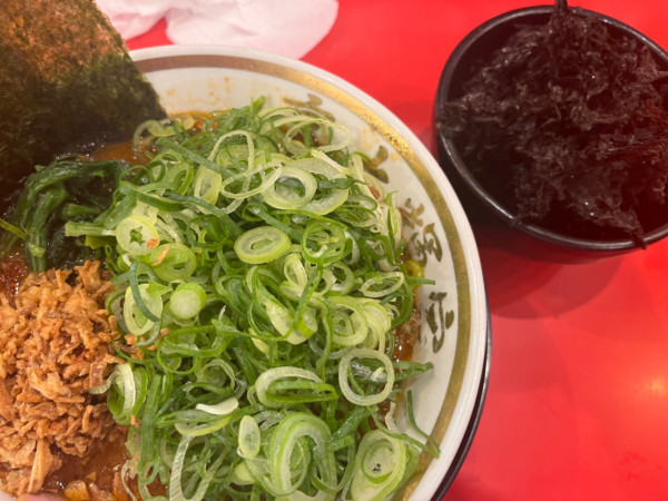 「旨辛ラーメン(並)850円＋岩のり200円＋九条ネギ150円」@横浜家系ラーメン 大輝家の写真