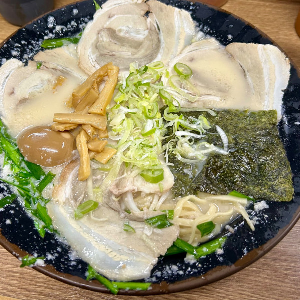 「ニラチャーシューメン」@屋台ラーメンとんこつ貴生の写真