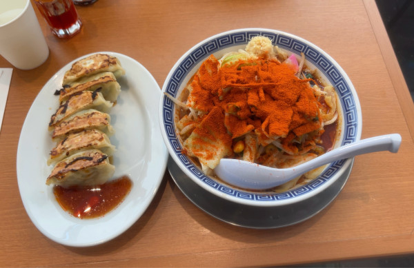 「辛激タンメン4辛 ぎょうざ」@町中華 トナリ飯店の写真