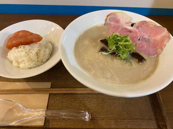 「豚骨ラーメン辛子明太子一本乗せご飯セット1000円」@むかん 初台の写真