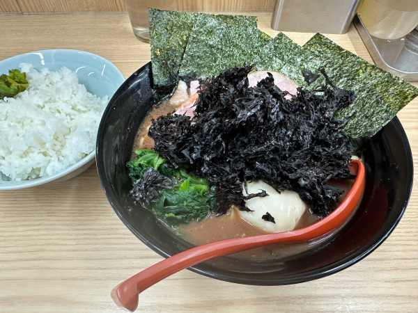 「ちょうどイイラーメン並+黒ばらのり」@横浜ラーメン 武蔵家 御茶ノ水店の写真