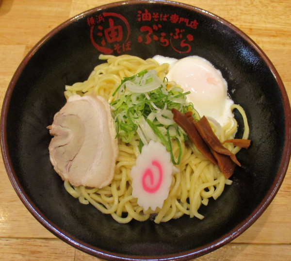 「温玉油そば（大盛）950円」@油そば専門店 ぶらぶら 渋谷道玄坂店の写真