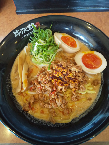 「牛骨担々麵（味玉付き）」@黒毛牛骨ラーメン 牛次郎の写真