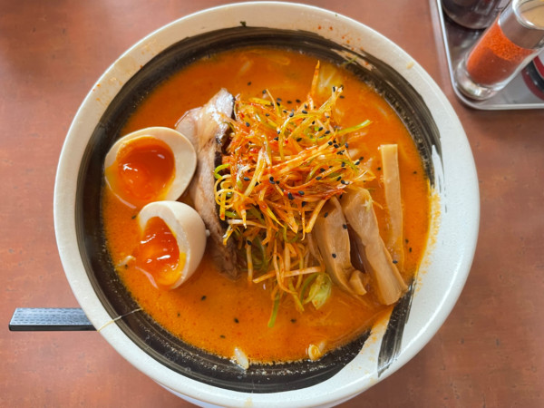 「辛ネギ白味噌ラーメン(中辛)＋煮卵」@ラーメン屋 縁の写真
