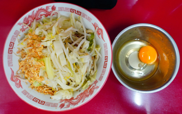「麺半分 豚1枚＋塩汁なし（生たまご付）」@ラーメン二郎 越谷店の写真